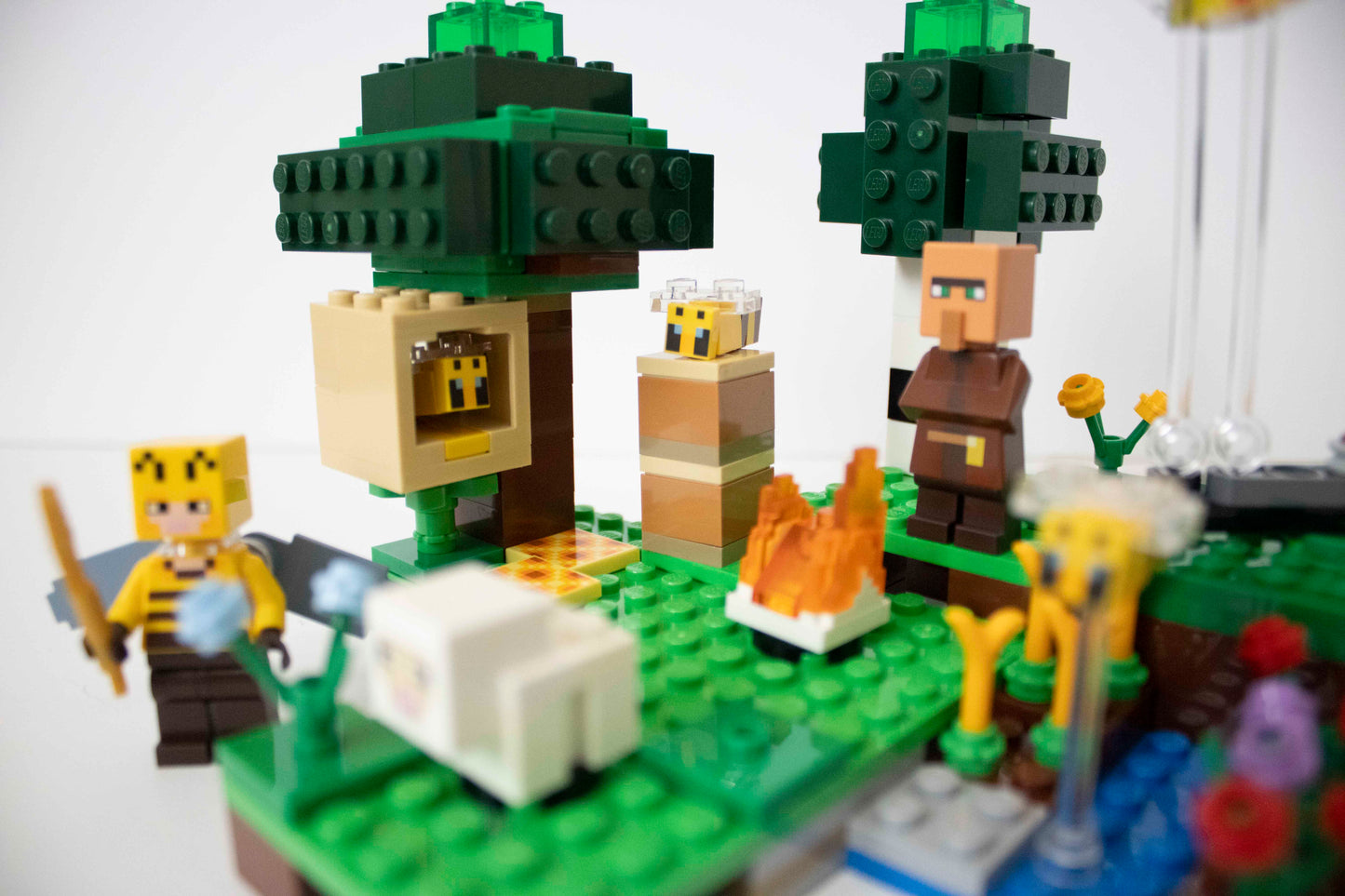21165 Minecraft: The Bee Farm