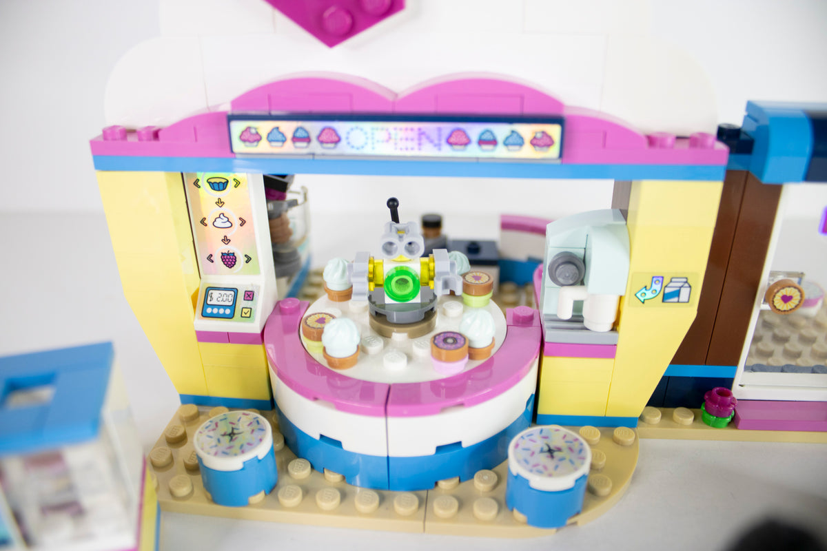 41366 Friends: Olivia's Cupcake Cafe