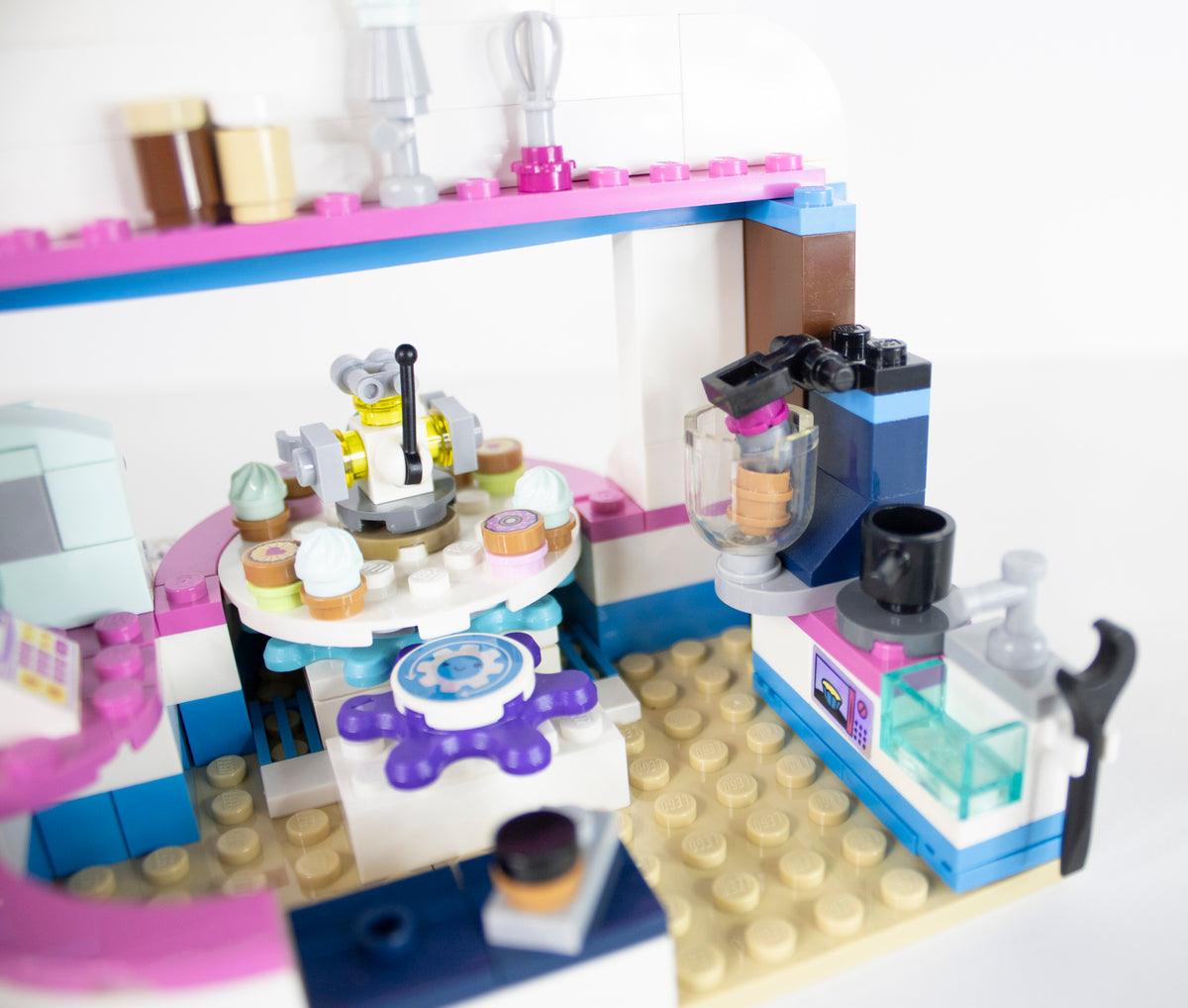 41366 Friends: Olivia's Cupcake Cafe