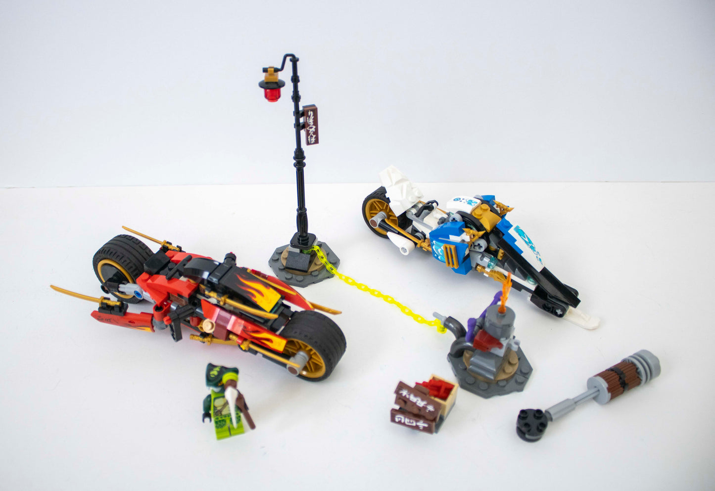 70667 Ninjago: Kai's Blade Cycle & Zane's Snowmobile