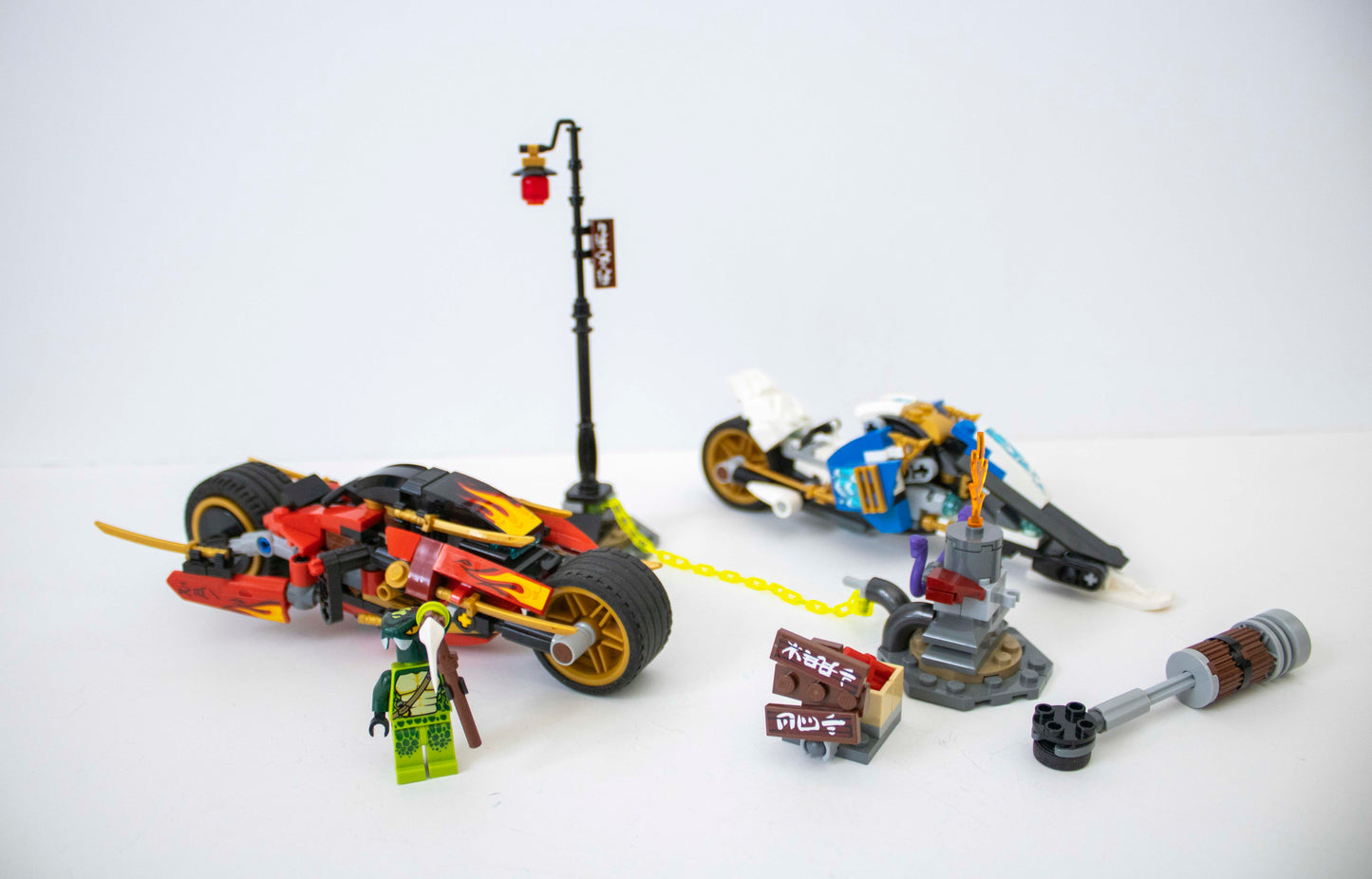70667 Ninjago: Kai's Blade Cycle & Zane's Snowmobile